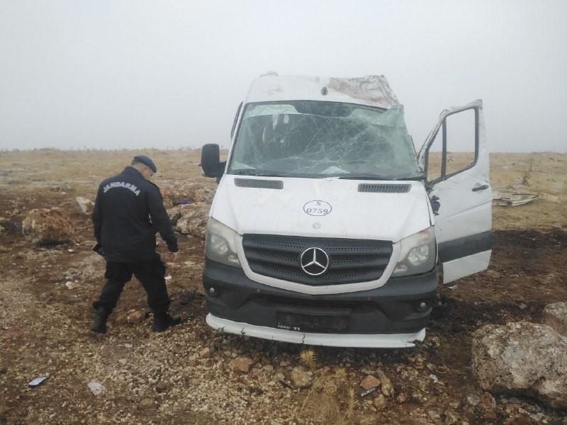 CENAZEYE GİDENLERİ TAŞIYAN MİNİBÜS DEVRİLDİ: 2'Sİ AĞIR 18 YARALI GAZİANTEP'TE FECİ KAZA