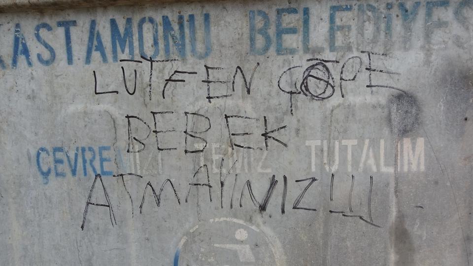 ÇÖPE ATILAN YENİ DOĞAN BEBEĞİ BULAN VATANDAŞ KONUŞTU: "BOĞULSUN DİYE POŞETİN AĞZINI SIKICA BAĞLAMIŞLAR"