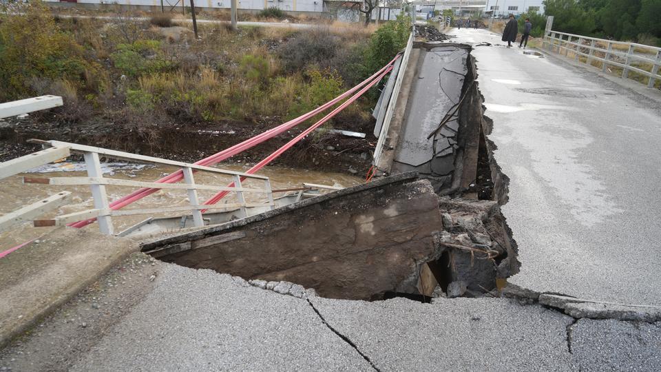 BALIKESİR'DE YAĞIŞ NEDENİYLE ÇÖKEN KÖPRÜ HAVADAN GÖRÜNTÜLENDİ