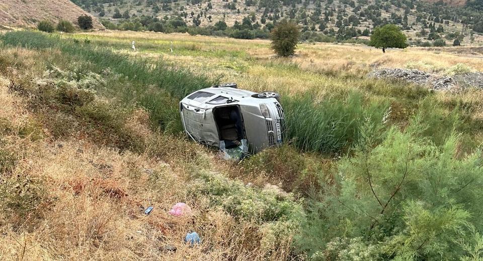 Hafif ticari araç takla attı: 2’si çocuk 4 yaralı