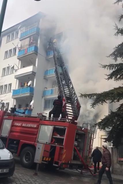 Apartmanda çıkan yangın paniğe neden oldu