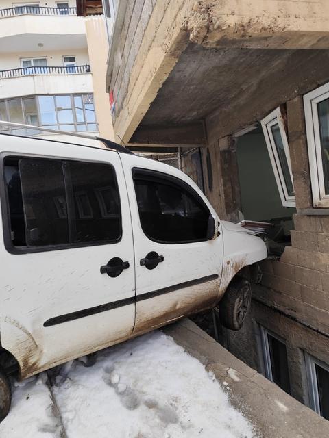 HAKKARİ'DE PARK HALİNDEKİ ARAÇ YOKUŞ AŞAĞI KAYARAK EVİN DUVARINI YIKTI