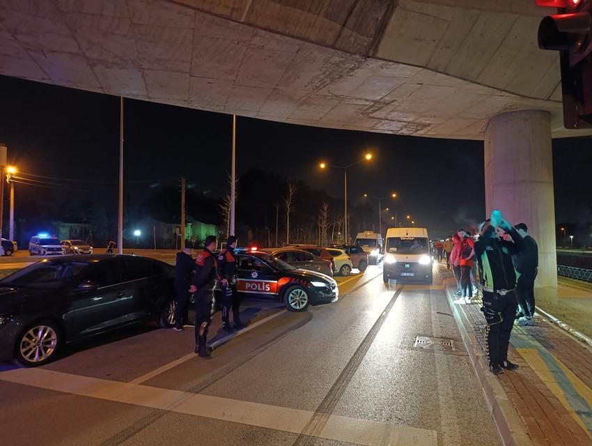 Yolun karşısına geçen yayalara hafif ticari araç çarptı: 2 yaralı