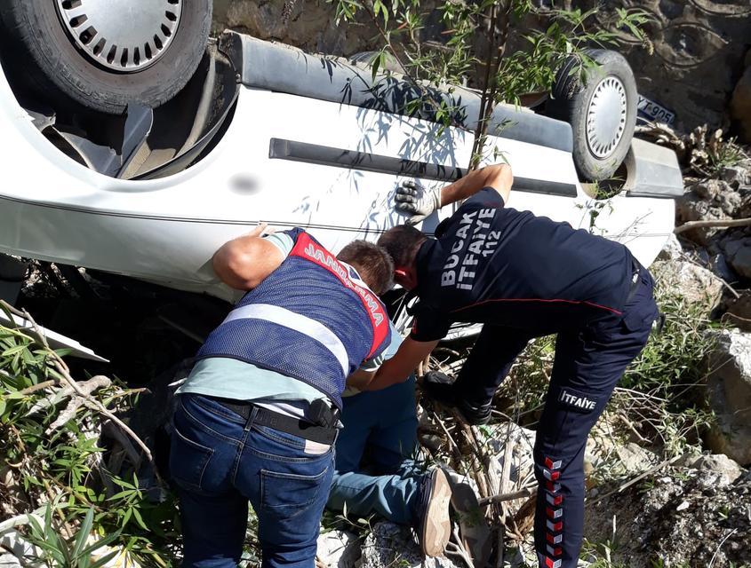 Otomobil köprüden düştü: 1 ölü, 1 yaralı