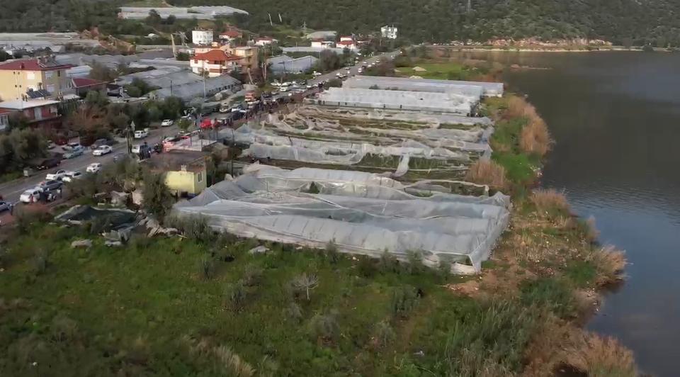 DEMRE'DE HORTUMUN SERALARI YERLE BİR ETTİĞİ ANLAR KAMERADA ONLARCA SERADAKİ NAYLONLAR SÖKÜLDÜ, DİREKLER YIKILDI, TÜRK BAYRAĞI ZARAR GÖRMEDİ ZARAR GÖREN SERALAR DRON İLE GÖRÜNTÜLENDİ