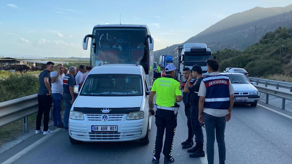 TATİLDEN DÖNEN JANDARMA PERSONELİNDEN CESUR MÜDAHALE OTOBÜS ŞOFÖRÜNÜ VE KADIN YOLCUYU SALDIRGANLARDAN KORUDU