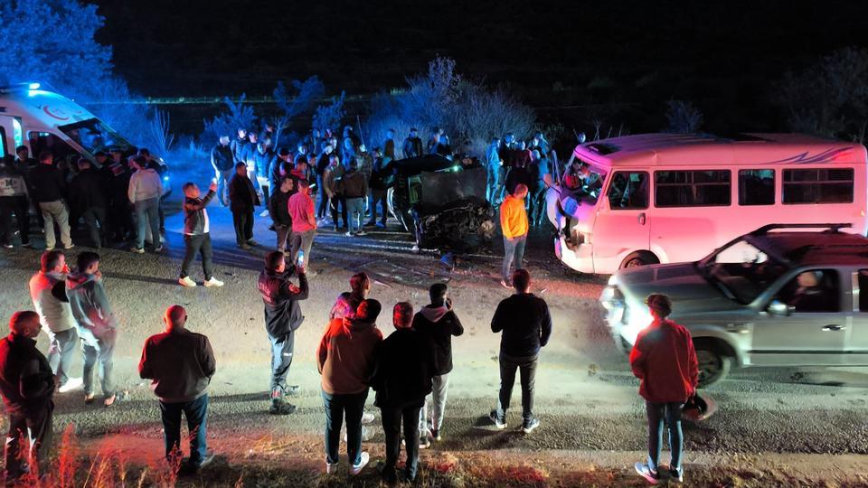 Aydın'da işçi servisi ile otomobilin kafa kafaya çarpıştı