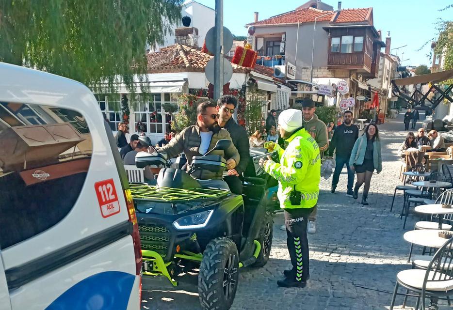 ÇEŞME'DE MOTOSİKLET DENETİMLERİNDE 23 SÜRÜCÜYE CEZA