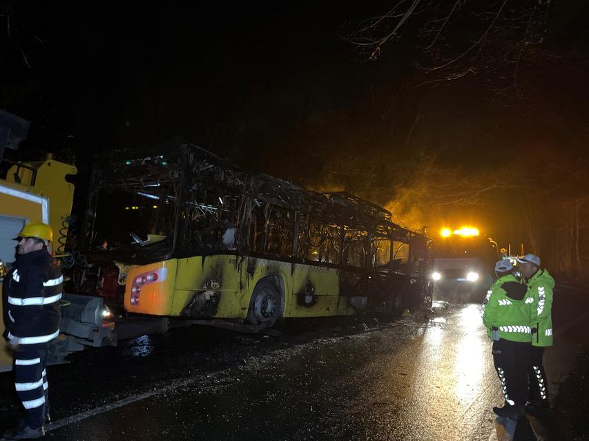 Sarı otobüs alev alev yandı