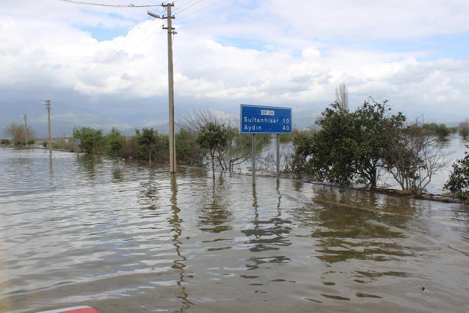 BİR ZAMANLAR TAŞAN MENDERES ŞİMDİ SUYA HASRET ÇİFTÇİLERİN ÜMİDİNİ TAŞIYAN MENDERES NEHRİ'NDE TEHLİKE ÇANLARI ÇALIYOR