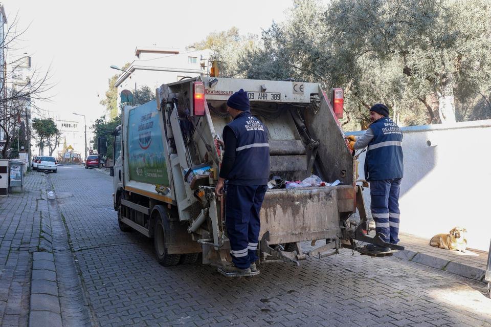 EFELER'DE BELEDİYE EKİPLERİNCE TEMİZLİK AKSAMIYOR BAŞKAN YETİŞKİN: "VATANDAŞLARIMIZIN MAĞDUR OLMASINA İZİN VERMEYECEĞİZ"