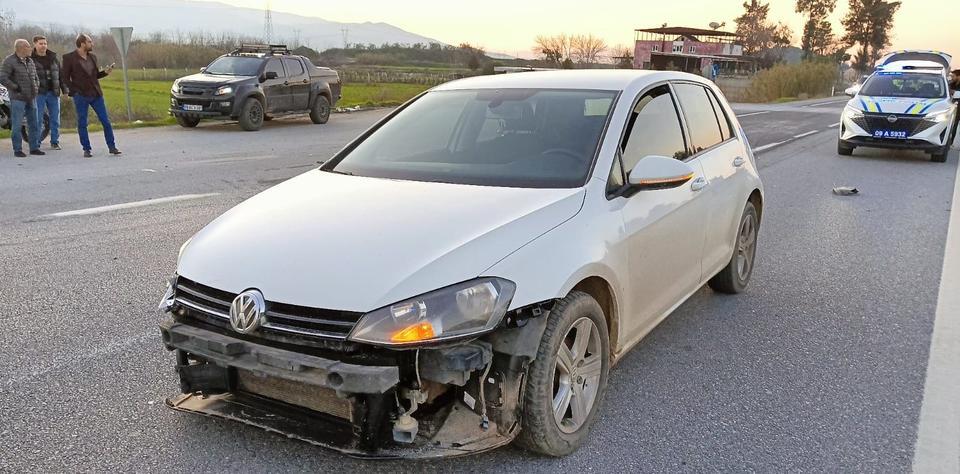 KAZAYA KARIŞAN OTOMOBİL TARLAYA UÇTU: 3 YARALI