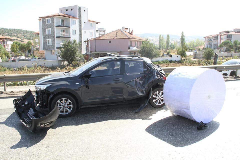 KAĞIT BOBİNİ OTOMOBİLİN ÜZERİNE DÜŞTÜ KULA'DA FACİANIN EŞİĞİNDEN DÖNÜLDÜ