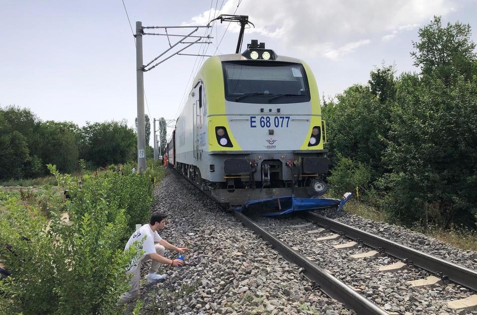 KÜTAHYA'DA YOLCU TRENİ ÇAPA MOTORUNA ÇARPTI: 1 ÖLÜ