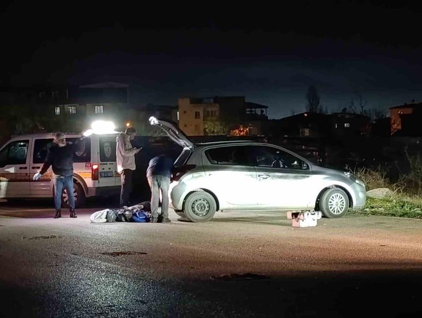 BURSA’DA GECE SAATLERİNDE BİR ARAÇ İÇERİSİNDE KADIN CESEDİ BULUNDU. HASTANEYE KALDIRILAN KADIN YAPILAN TÜM MÜDAHALELERE RAĞMEN HAYATINI KAYBETTİ. (ABDULLAH BOZKURT/BURSA-İHA)