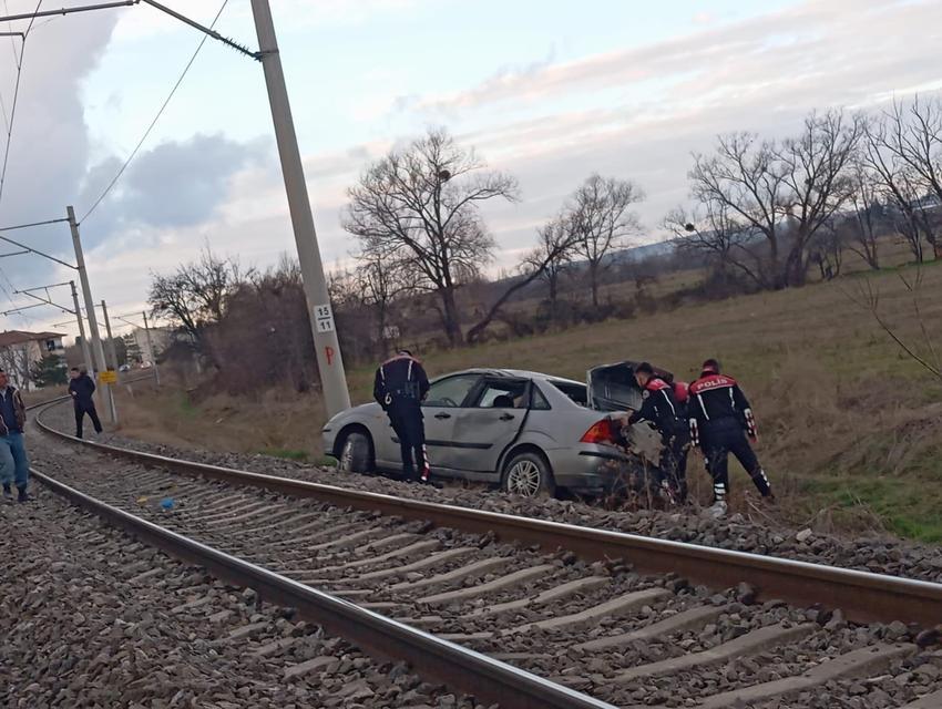 Polisten kaçan araç takla atarak demir yoluna devrildi