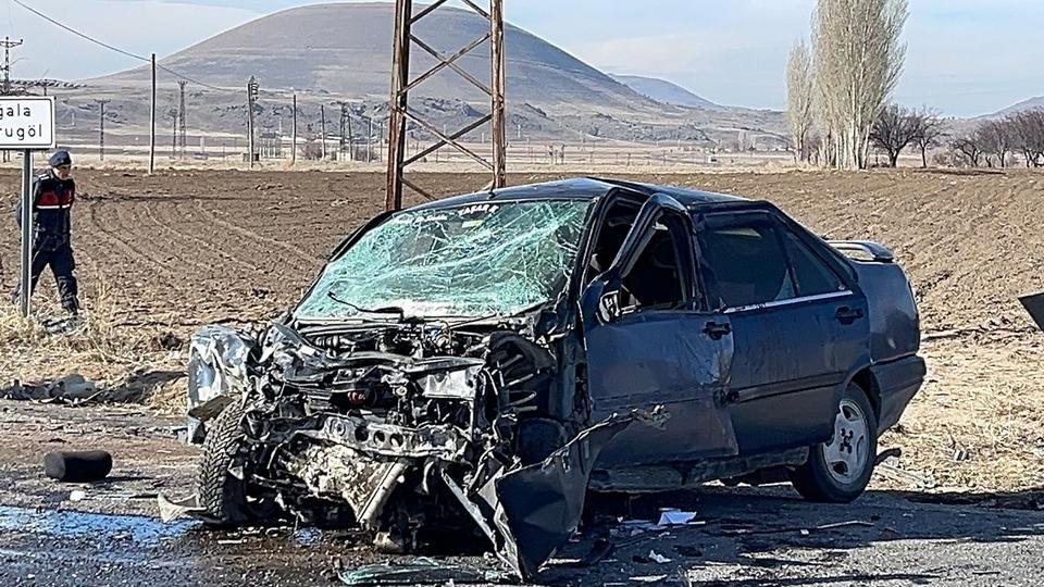 FİAT TOFAŞ OTOMOBİL BABA VE OĞLUNA MEZAR OLDU NEVŞEHİR'DE MEYDANA GELEN TRAFİK KAZASINDA 2 KİŞİ HAYATINI KAYBETTİ, 4 KİŞİ YARALANDI