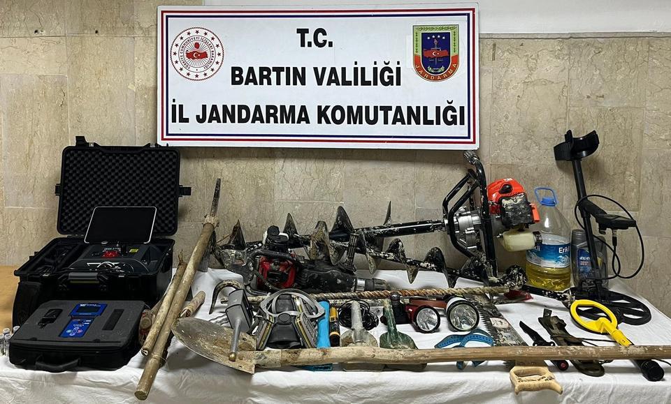 BARTIN'DA DEFİNE AVCILARI SUÇÜSTÜ YAKALANDI