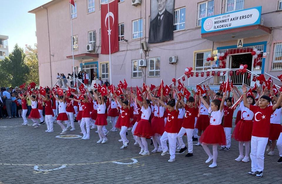 Mehmet Akif Ersoy İlkokulu’nda Cumhuriyet Bayramı coşkusu yaşandı