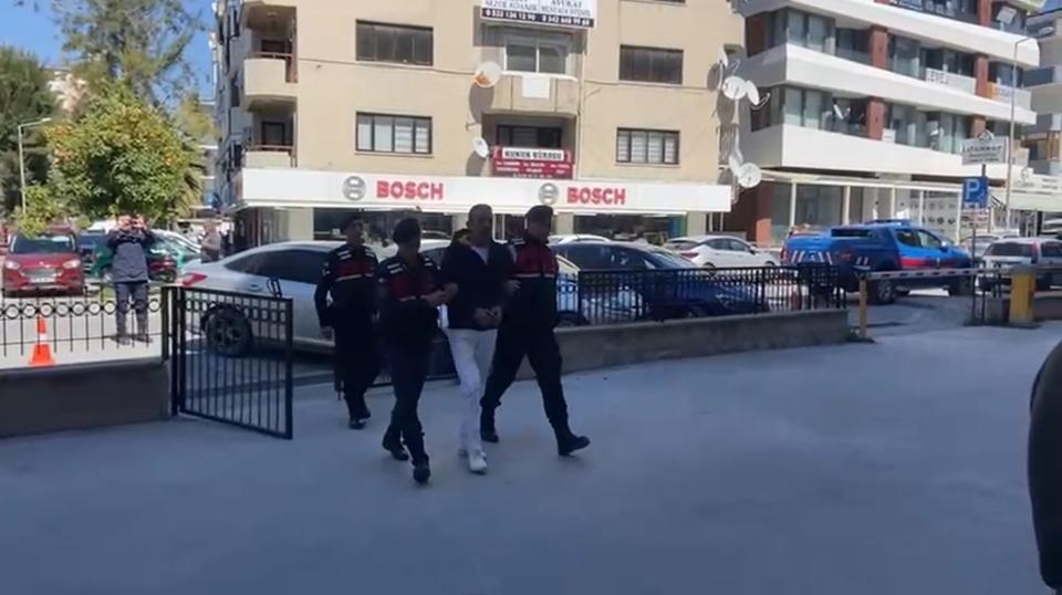 EŞİNİ 20 BALTA DARBESİYLE ÖLDÜREN ZANLI KUŞADASI'NDA JANDARMAYA YAKALANDI