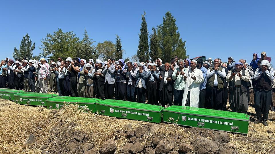 KAZADA ÖLEN 5 ÇOCUK YAN YANA DEFNEDİLDİ