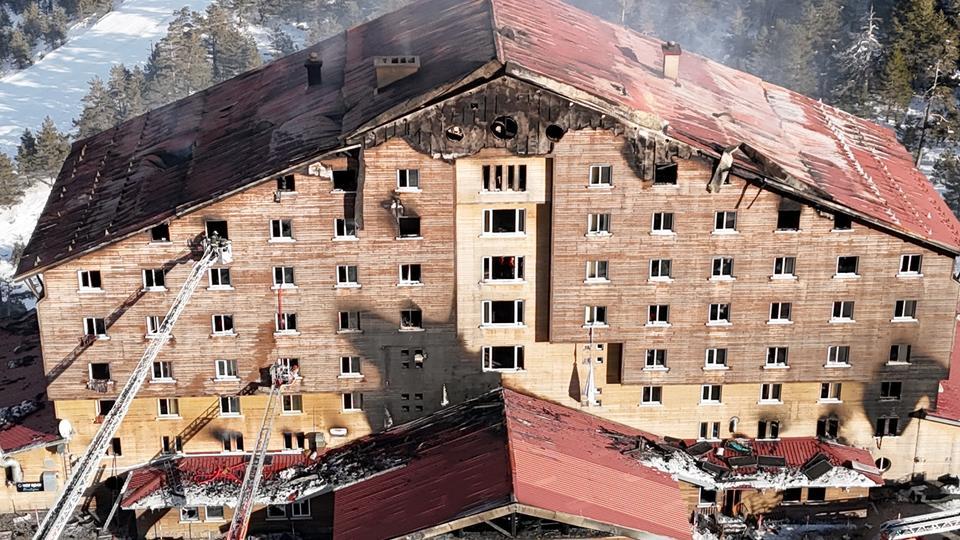 GÜNÜN EN ACI GÖRÜNTÜSÜ: 66 KİŞİNİN ÖLMESİ KAYAK KEYFİNE ENGEL OLMADI BİR TARAFTA SÖNDÜRME ÇALIŞMALARI, DİĞER YANDA KAYAK KEYFİ