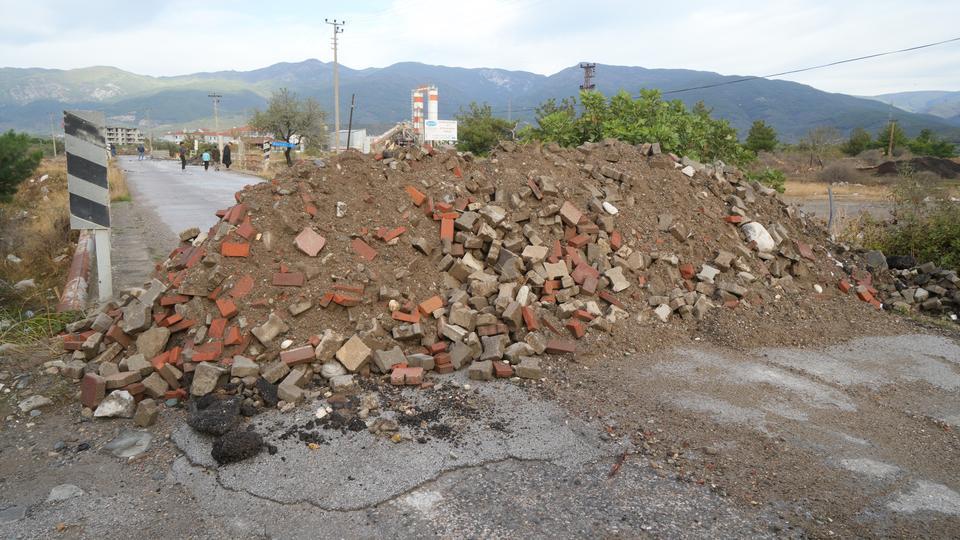 BALIKESİR'DE YAĞIŞ NEDENİYLE ÇÖKEN KÖPRÜ HAVADAN GÖRÜNTÜLENDİ