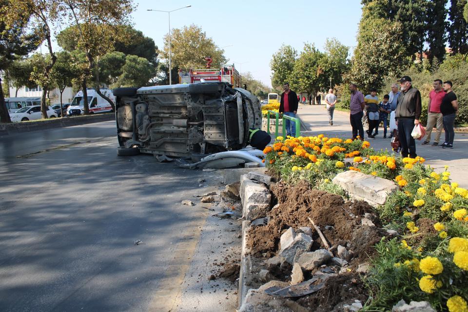 KONTROLDEN ÇIKAN OTOMOBİL YAN YATTİ