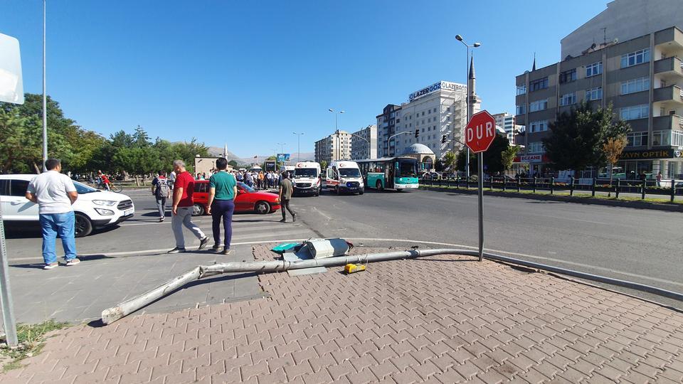 FRENİ PATLAYAN HALK OTOBÜSÜ DEHŞET SAÇTI: 4 YARALI KALDIRIMDAKİ 2 YAYAYA ÇARPAN HALK OTOBÜSÜ 700 METRE SONRA DURABİLDİ DEHŞET ANLARININ KAMERAYA YANSIDIĞI OLAYDA OTOBÜSÜN İÇERİSİNDEN ATLAYAN YOLCU DA YARALANDI