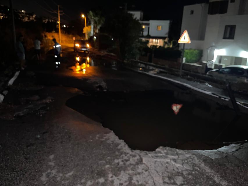 BODRUM'DA SU HATTI BOMBA GİBİ PATLADI, YİNE TONLARCA SU İSRAF OLDU