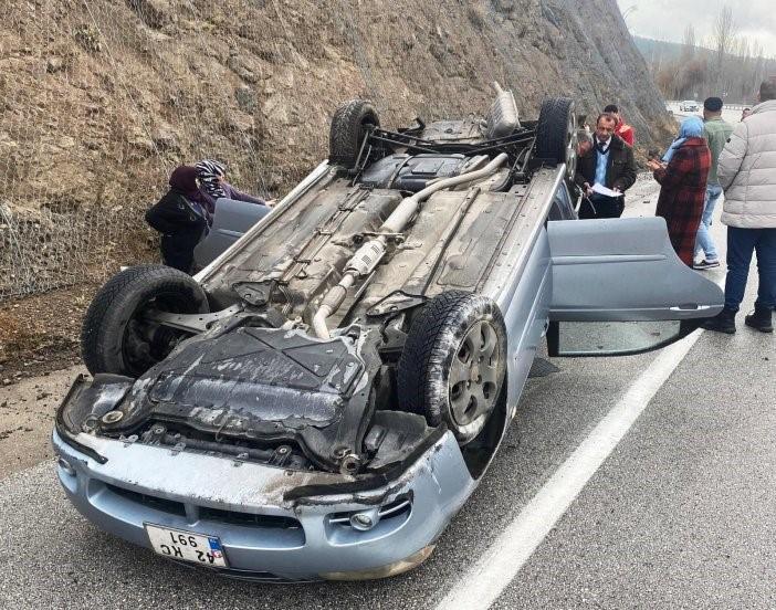 Hakemleri taşıyan otomobil devrildi, maç ertelendi