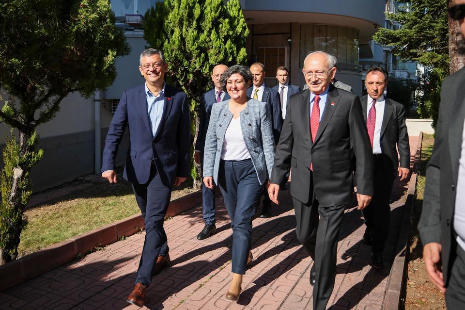 ÖZGÜR ÖZEL VE EŞİ DİDEM ÖZEL'DEN KILIÇDAROĞLU ÇİFTİNE ZİYARET