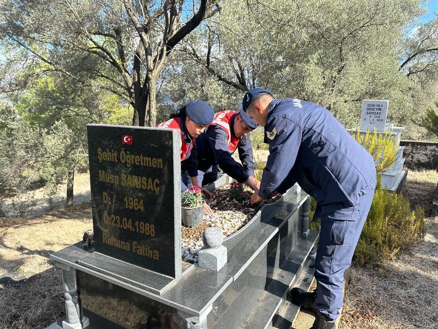 Aydın'dan anlamlı ziyaret: Şehit öğretmen unutulmadı