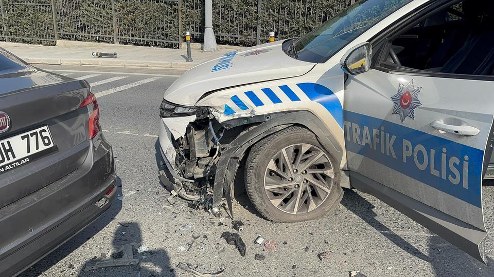 Dur ihbarına uymayan sürücü polis aracına çarptı