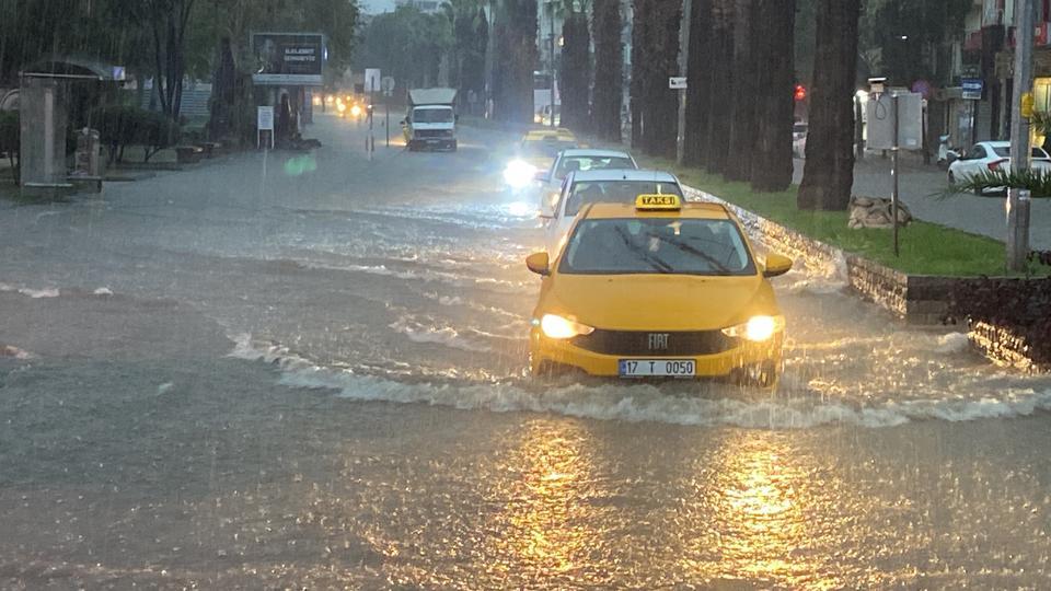 ÇANAKKALE'DE CADDE VE SOKAKLAR GÖLE DÖNDÜ