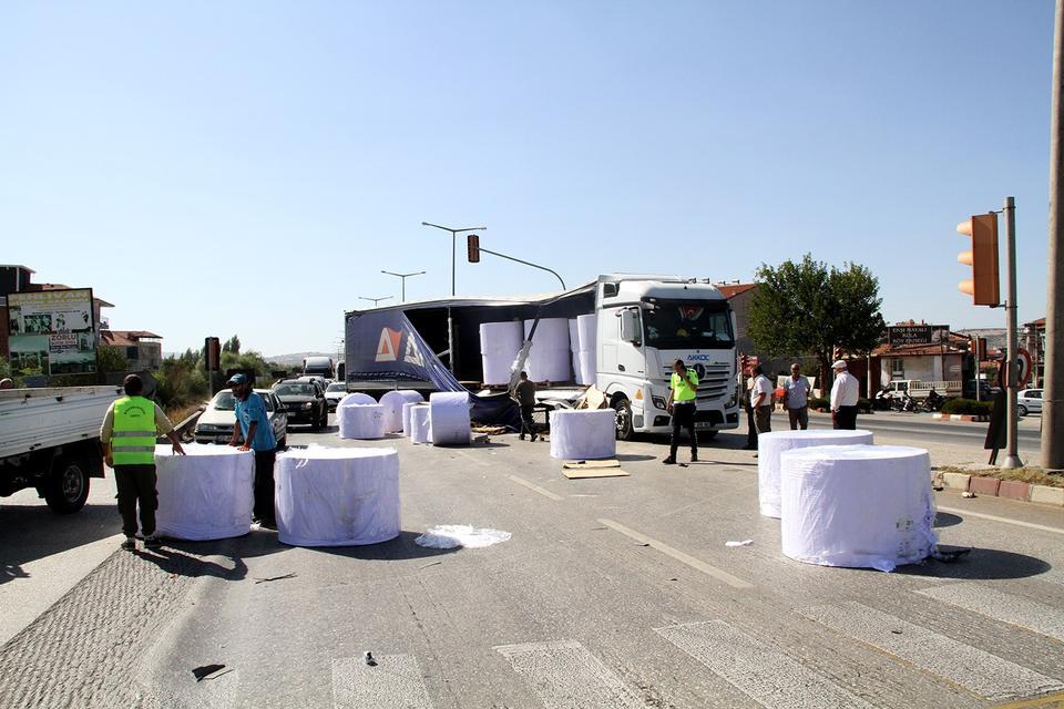 KAĞIT BOBİNİ OTOMOBİLİN ÜZERİNE DÜŞTÜ KULA'DA FACİANIN EŞİĞİNDEN DÖNÜLDÜ