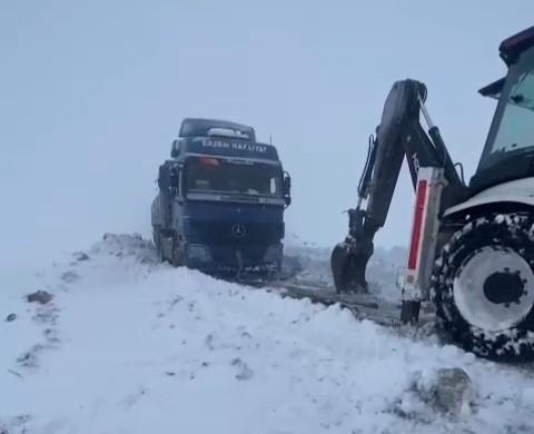 Karda mahsur kalan araçlar kurtarıldı