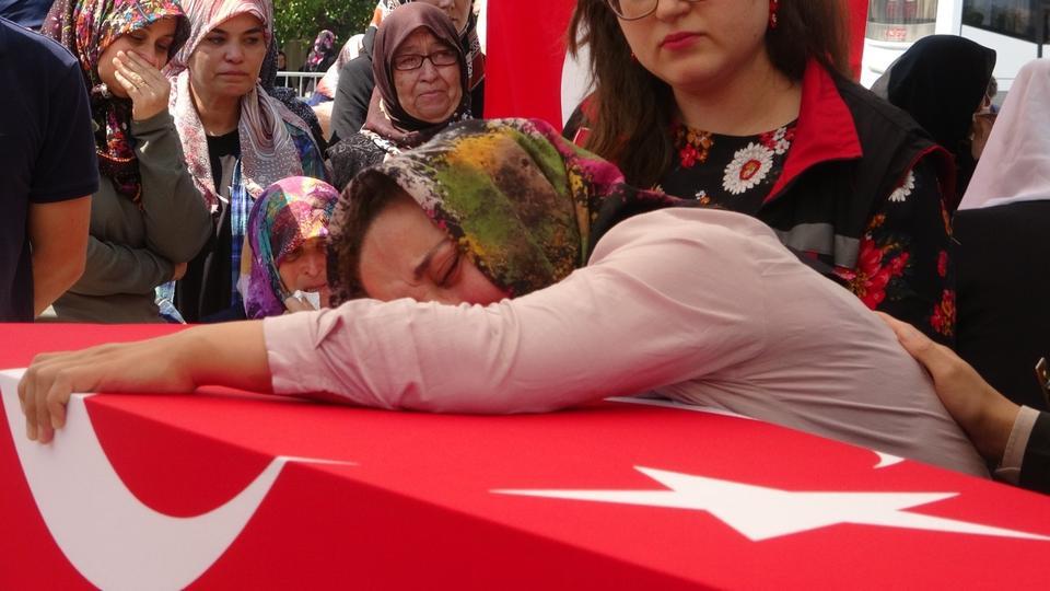 ŞEHİT PİYADE BİNBAŞI ISPARTA'DA SON YOLCULUĞUNA UĞURLANDI ŞEHİDİN EŞİ, ANNESİ VE KIZ KARDEŞİ TÜRK BAYRAĞINA SARILI TABUTU BAŞINDA UZUN SÜRE GÖZYAŞI DÖKTÜ