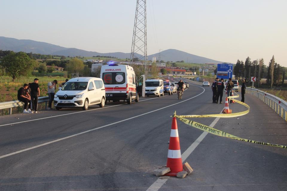 Kaza yerine gelen iki gencin yakınları gözyaşlarına hakim olamadı.