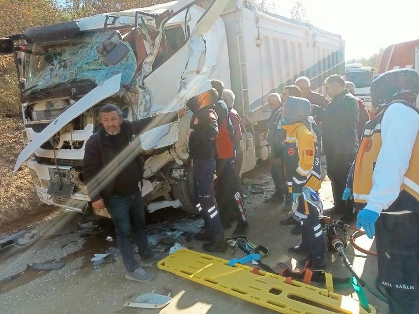 Toprak çeken iki kamyon kafa kafaya çarpıştı 2 yaralı