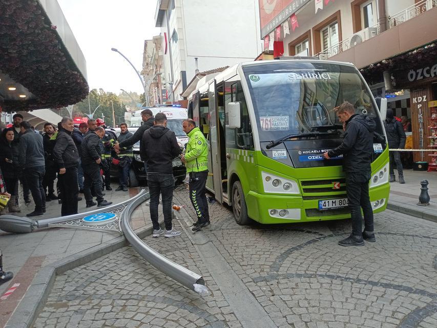 ARACIN ÇARPTIĞI AYDINLATMA DİREĞİ YAYALARIN ÜZERİNE DÜŞTÜ: 6 YARALI YOLDA YÜRÜRKEN DEHŞETİ YAŞADILAR