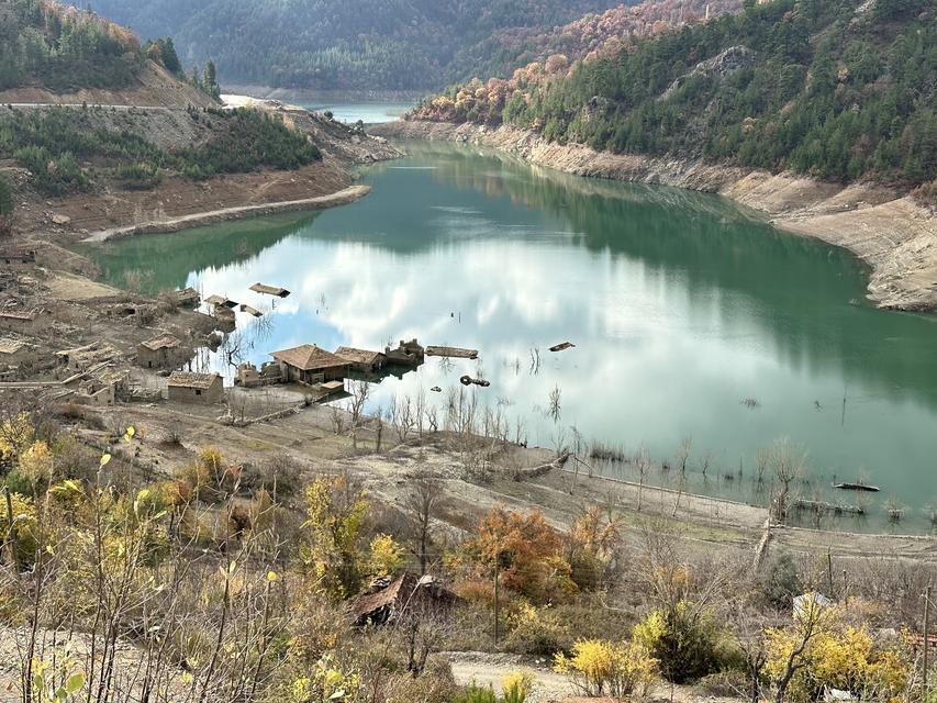 Sular altında kalan köy kartpostallık görüntü oluşturuyor