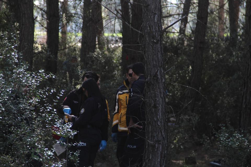 ORMANDA CESET BULAN ÇOBAN, İFADE İÇİN BEKLEYİNCE SÜRÜSÜNÜN DERDİNE DÜŞTÜ "HAYVANLARIMIN BAŞINA BİR ŞEY GELECEK, DAHA ÖNCE 6 KOYUNUMU KURT YEDİ" "SÜREKLİ BANA 5 DAKİKA SÜRECEK DEDİLER, BİR TÜRLÜ 5 DAKİKALARI BİTMEDİ"