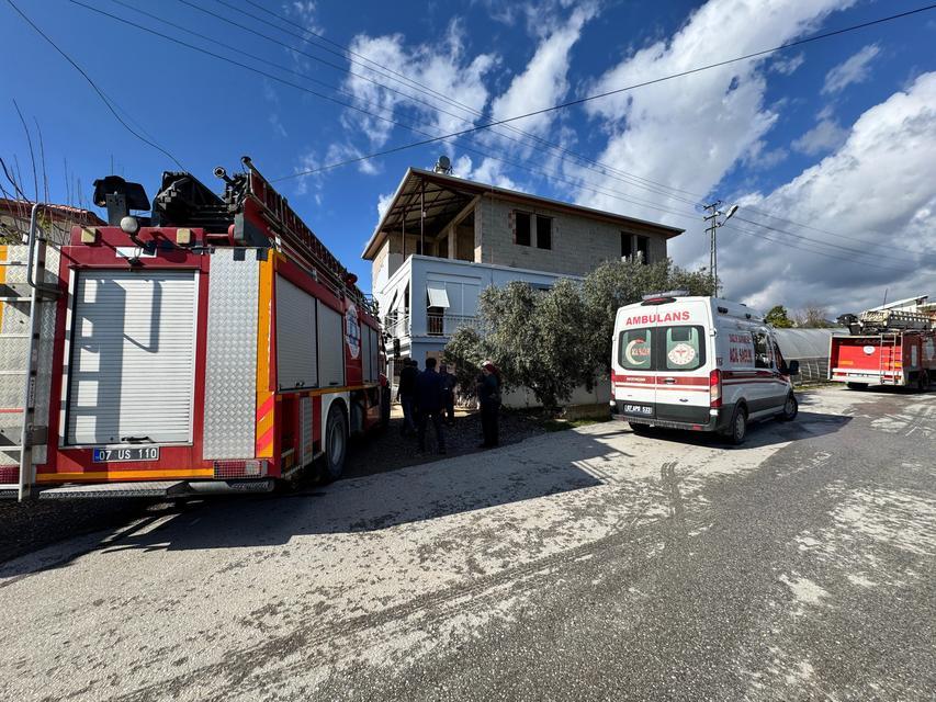 ANTALYA'DA MÜSTAKİL EV YANGININDA 2 KİŞİ DUMANDAN ETKİLENDİ