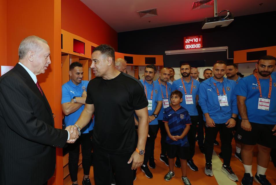 Cumhurbaşkanı Erdoğan, Başakşehir'i soyunma odasında tebrik etti