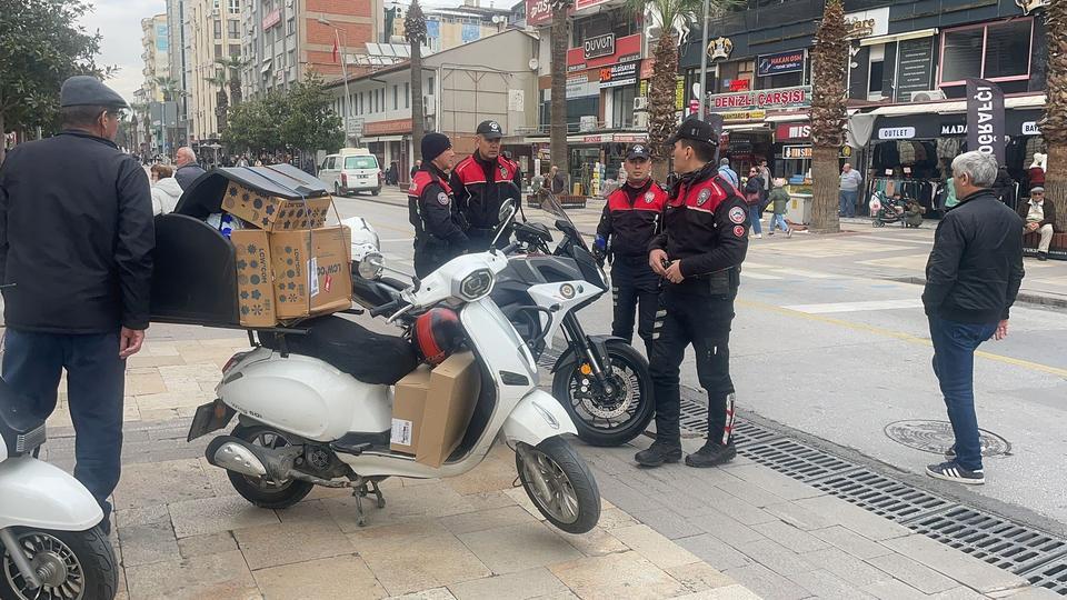 En işlek cadde de trafik ve asayiş denetimi