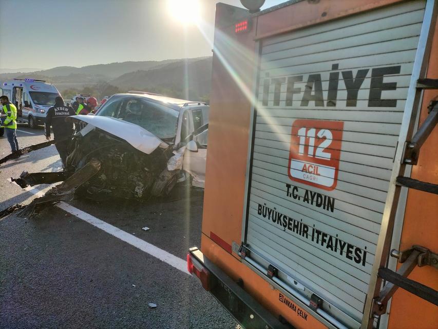 BARİYERLERE ÇARPAN TİCARİ ARAÇ İÇERİSİNDE SIKIŞTI: 1 YARALI VOLKSWAGEN MARKA TİCARİ ARAÇ HURDAYA DÖNDÜ