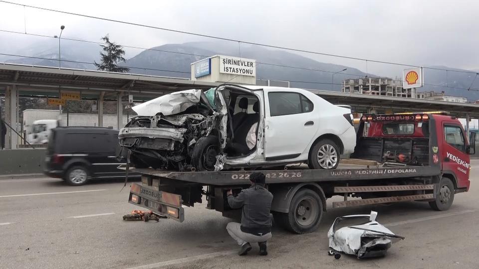 Metro istasyonunun duvarına çarpan otomobilin sürücüsü hayatını kaybetti