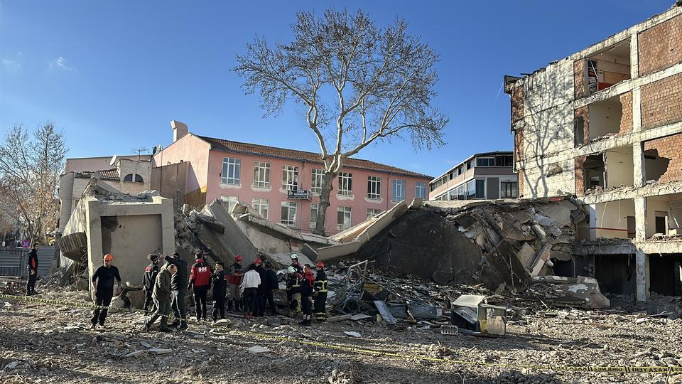 UŞAK'TA YIKIM ESNASINDA İŞ MAKİNESİ OPERATÖRÜ ENKAZ ALTINDA KALDI