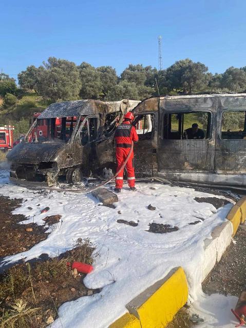 Kaza sonrası servis aracında bulunan 13 kişiden 3’ü ağır, 10 kişi hafif, 48 BR 882 araç sürücüsü de kazada ağır yaralandı.